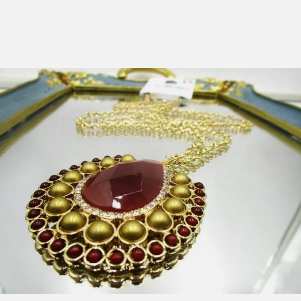 New goldtone pendant necklace